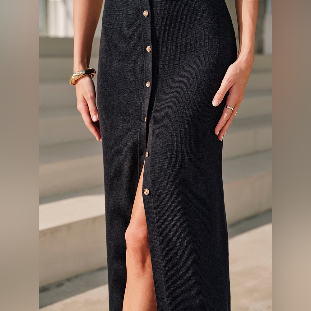 CoMMENSE Metal Button Collar Midi Dress
COLOR - Navy, Size Medium NWT - Picture 4 of 8